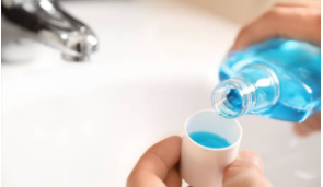Berkumur dengan obat kumur (mouth wash) dapat mengurangi resiko kanker. Baca penyebab kanker lainnya di asuransinow.com
