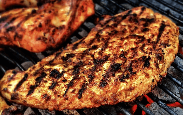 Hindari memakan bagian daging yang gosong akibat barbeque. Baca penyebab kanker lainnya di asuransinow.com