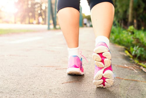 Jalan cepat secara teratur terbukti memangkas resiko kanker. Baca penyebab kanker lainnya di asuransinow.com