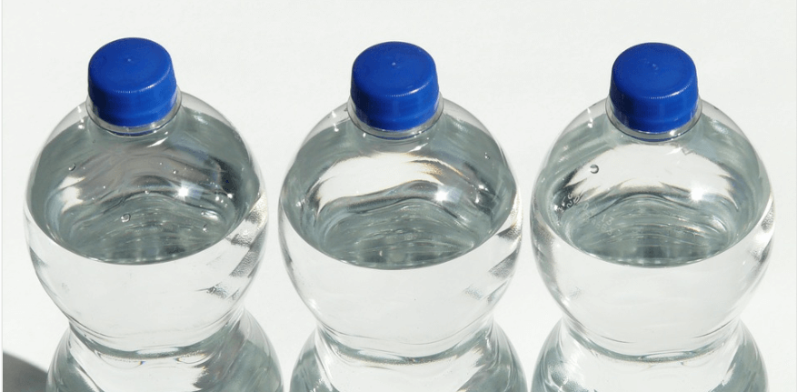 Minum dari botol plastik bisa meningkatkan resiko kanker. Baca penyebab kanker lainnya di asuransinow.com