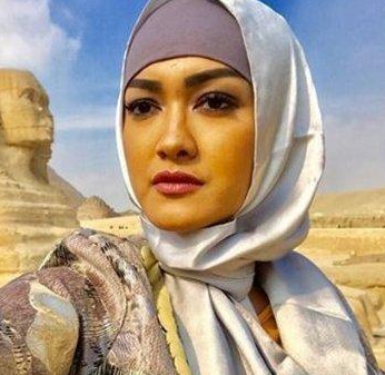 Penyanyi Jupe (Julia Perez) yang meninggal akibat kanker serviks. Baca info penyebab kanker lainnya di asuransinow.com 