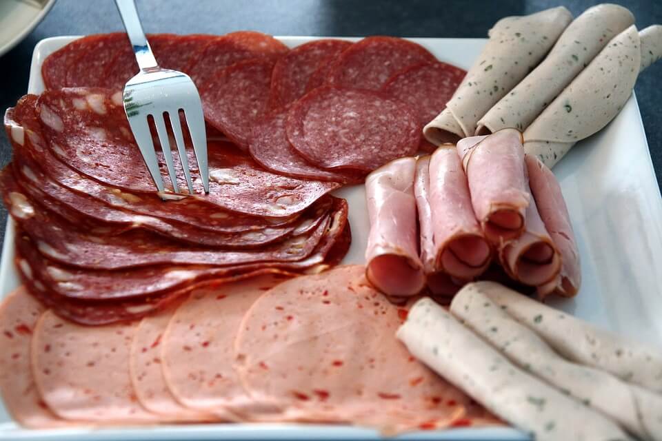 Sosis, ham, salami, dan kornet terbukti kuat menyebabkan kanker. Baca penyebab kanker lainnya di asuransinow.com